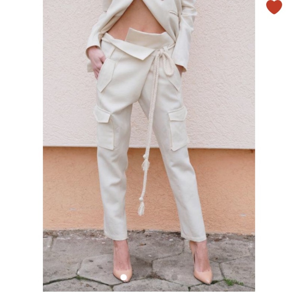 🖤 Euro chic designer pant. ✅ out the detailing!
